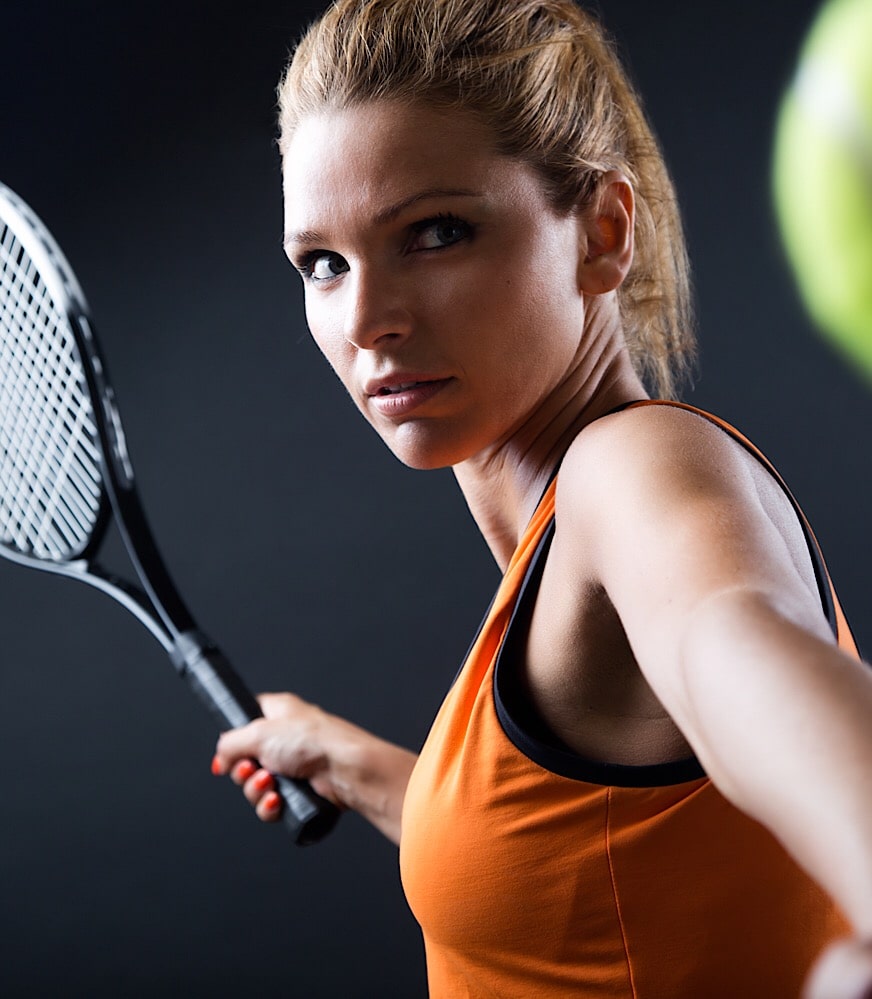 女性のテニスプレーヤー